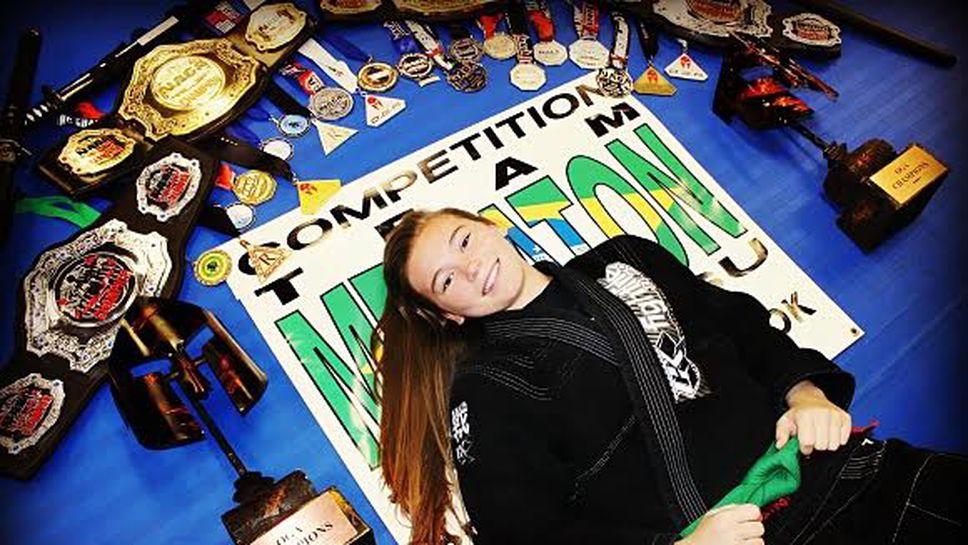 Вижте как 15-годишно момиче се справя само срещу няколко момчета в парк