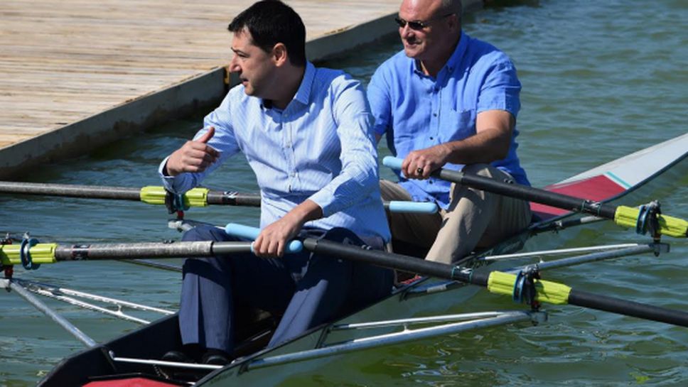 Кметът на Пловдив се пусна със състезателна лодка по гребния канал