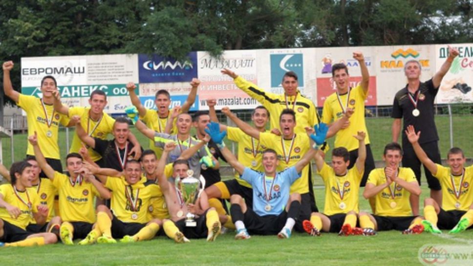 Шампионите на Ботев показват купата преди мача със "сините"