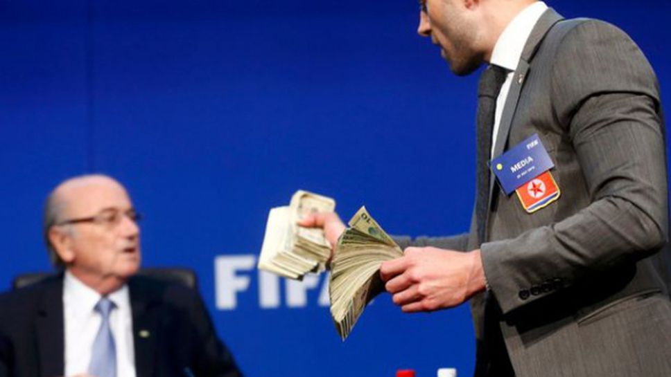 Замериха Блатер с фалшиви банкноти преди пресконференцията на ФИФА (видео)