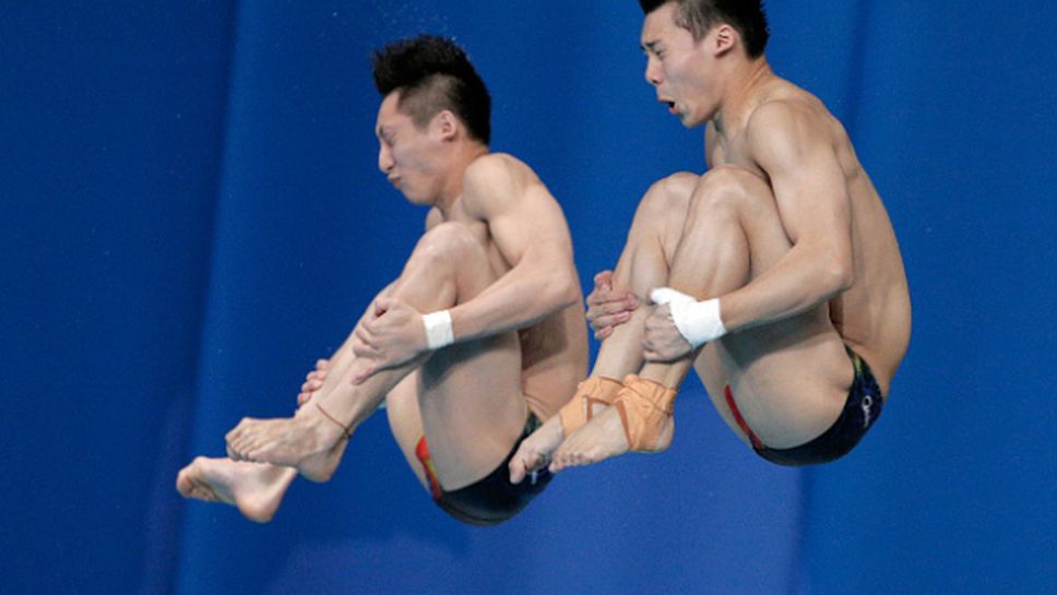 Китайци спечелиха синхронните скокове от 10-метровата кула