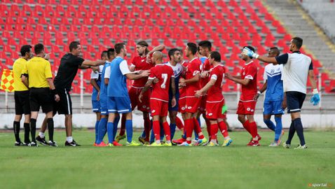 Невиждан екшън на "Армията": бесни фенове на ЦСКА нахлуха на терена - играчите на Ашдод бягат кой където свари (ВИДЕО)