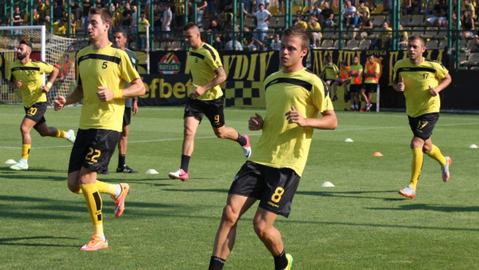 Футболистите на Ботев Пловдив тренират във фитнеса