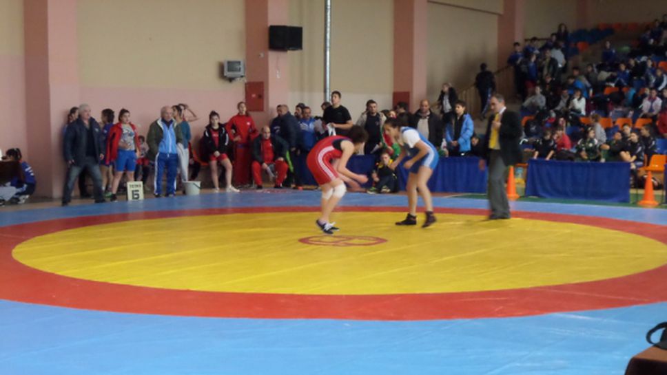 Кремена Петрова ще се бори за бронз на европейското за кадетки