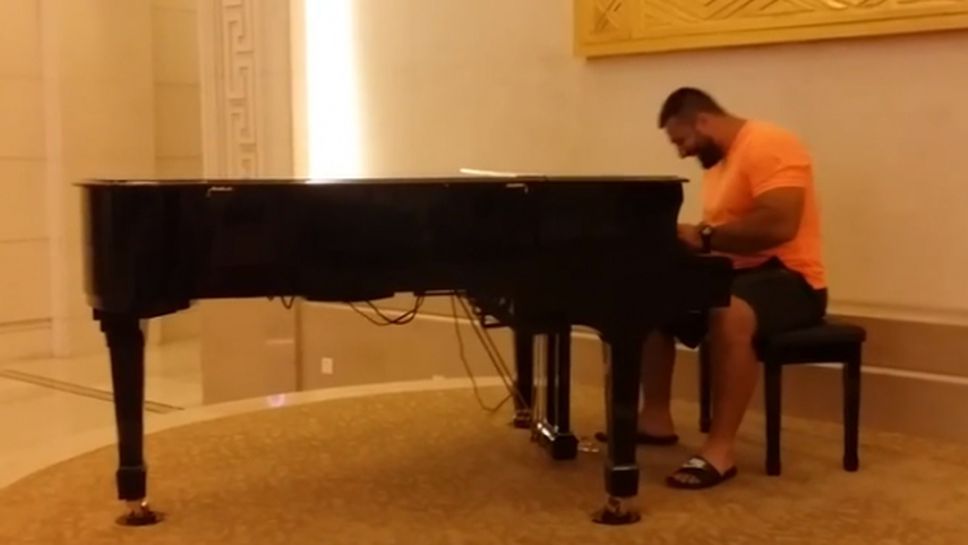 Гюлетласкач свири на пиано (видео)