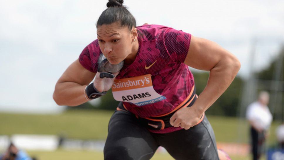 Оперираха коляното на Валери Адамс