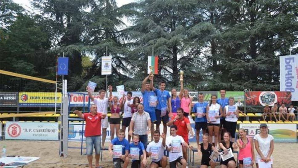 Близначки спечелиха турнир по плажен волейбол за подрастващи