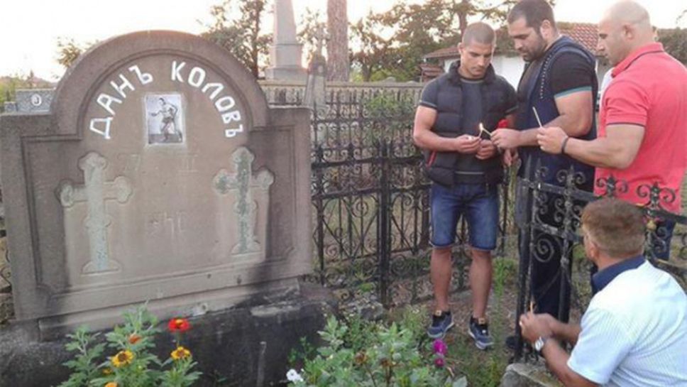 Багата посети гроба на Дан Колов преди заминаването за следващата си битка (снимки)