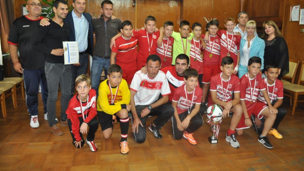 Министър ще дебютира като футболист на "Звездичка" в Бургас