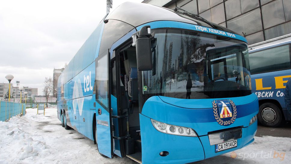 Счупиха стъклото на автобуса на Левски