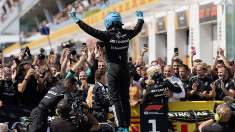  Опита ли се Ръсел да изкара наказване на Макс в Канада? 