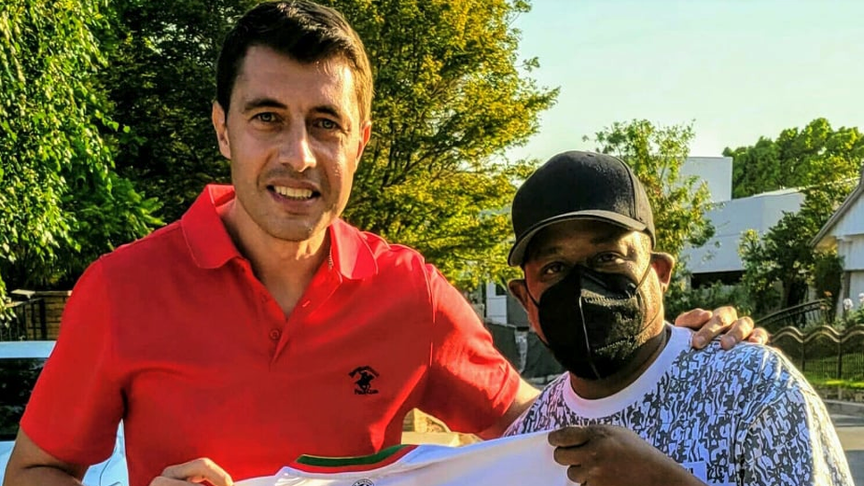 Звезда от Холивуд позира с фланелка на националния отбор