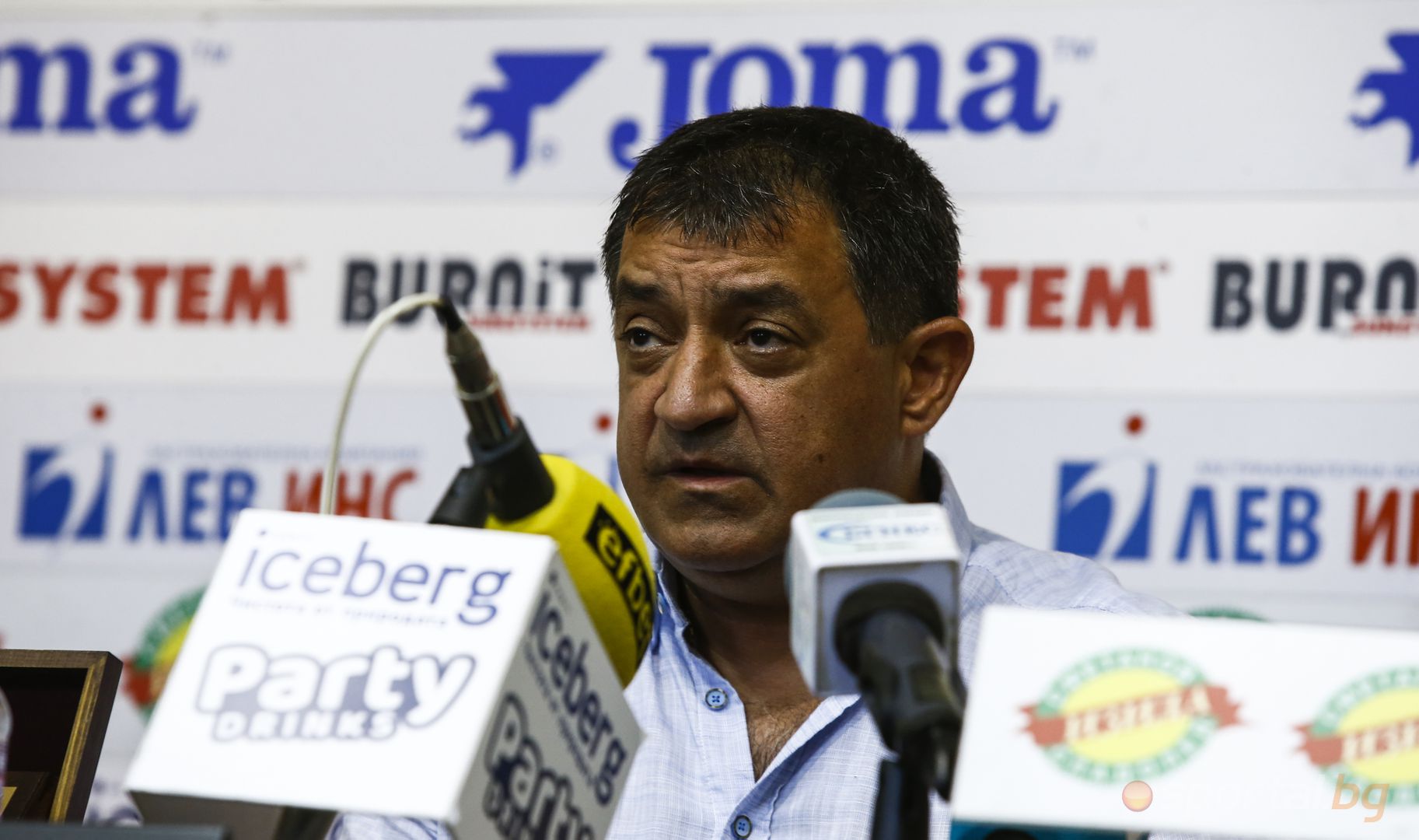  Иван Иванов и щангистите с наградата за тим и треньор за месец юни 