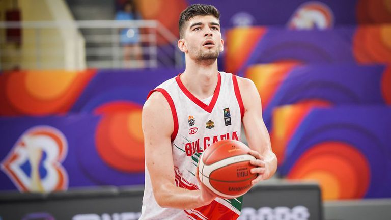 Отборът на Естудиантес с българския баскетболен национал Емил Стоилов в