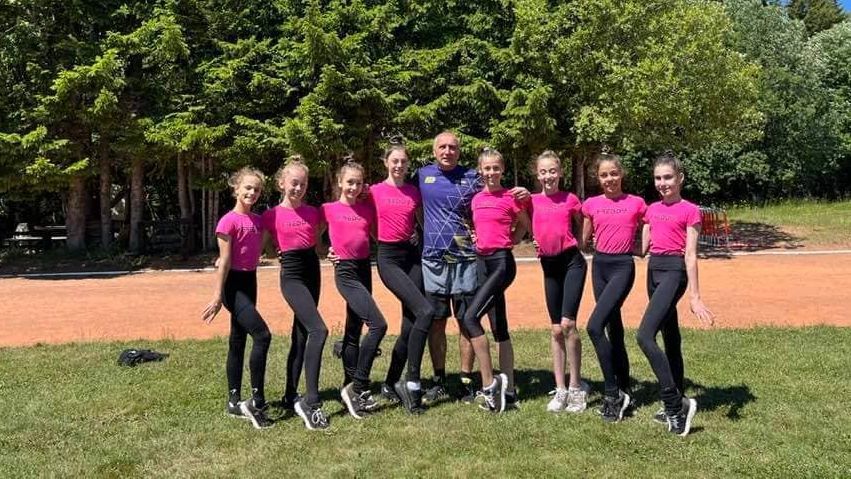 Девическият ансамбъл се готви под ръководството на Константин Миланов