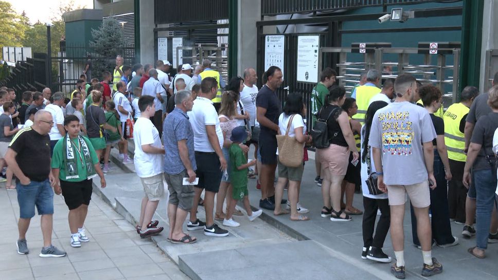 Въпреки жегата феновете на Лудогорец пълнят стадиона за мача с Балкани