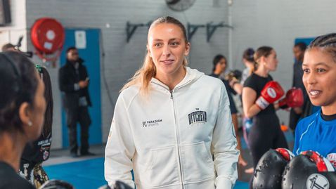  Дичева загрява за борбата си в Африка с шлагер на Тони Стораро 