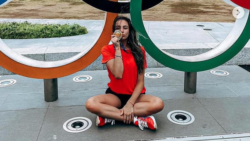 Макар и с ботуш на крака "златната" Мадлен Радуканова се радва на Санторини