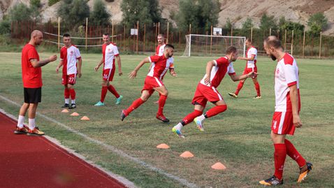  Саяна взема най-много още двама 