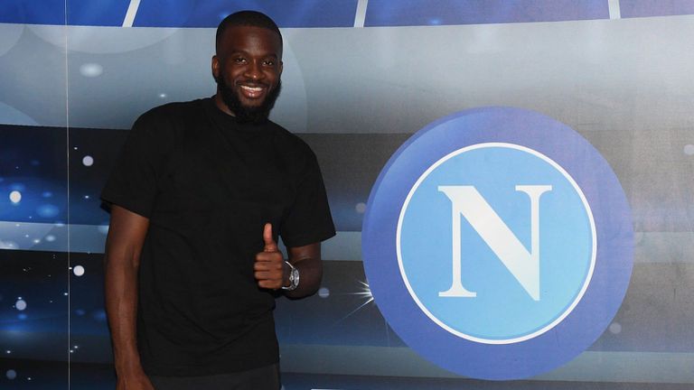 Танги Ндомбеле бе представен като играч на Наполи Италианският клуб