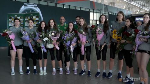 Волейболните националки до 21 години бяха посрещнати с цветя след силното Световно първенство