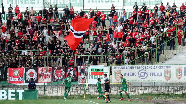 Фенове на Левски атакували агитката на "червените" във Враца