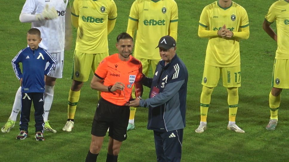 Радослав Гидженов който ръководи срещата между Левски и Лудогорец със