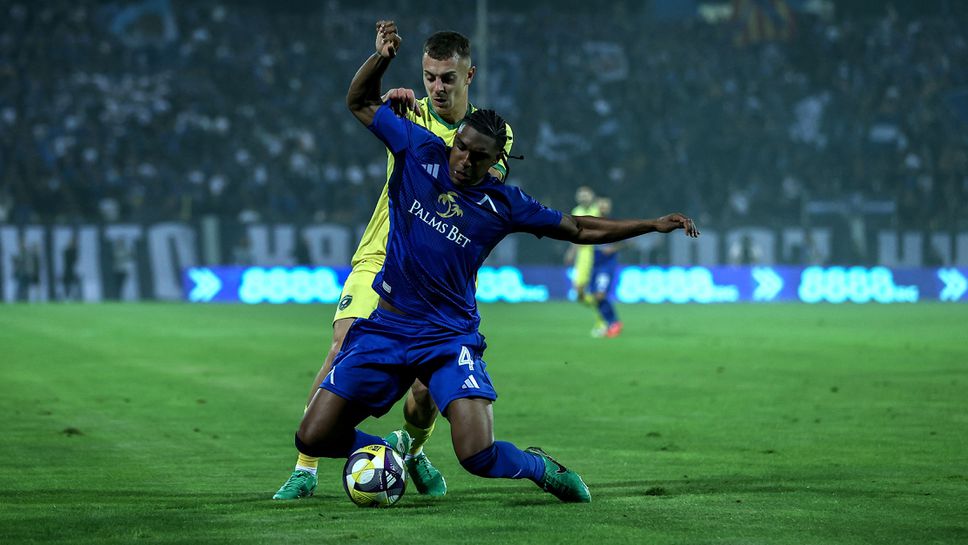 В края на първата част футболистите на Левски получиха дузпа