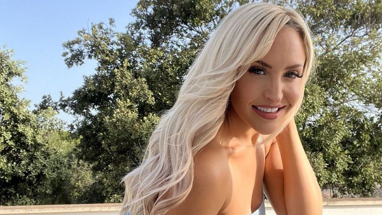 Сексапилната водеща на спортните новини на BBC  Ема Луис Джоунс