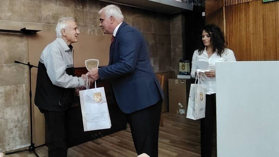 Удостоиха славни ветерани на Марек на празника на Дупница и 110-годишнината на клуба