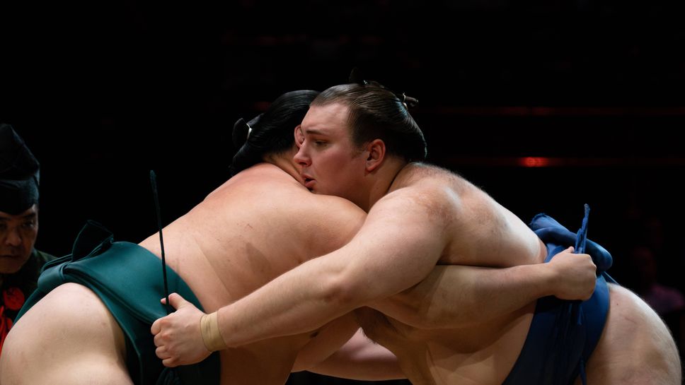 Съдия в сумо борба беше принуден да защити личното пространство