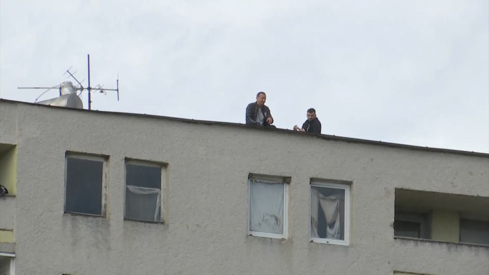 Феновете наблюдават двубоя между Вихрен и Левски от балконите си