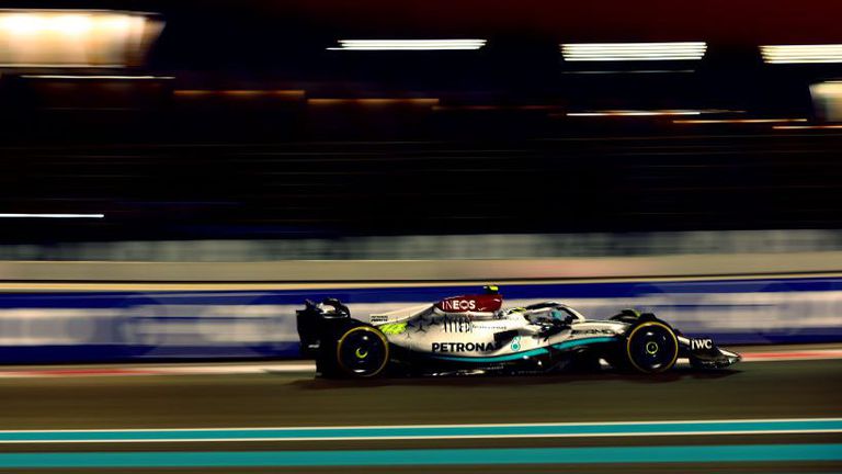 Пилотите на Мерцедес заеха трета редица на старта за Гран