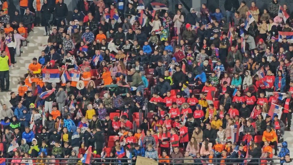 Пълните с деца трибуни създават невероятна атмосфера по време на мача Сърбия - България