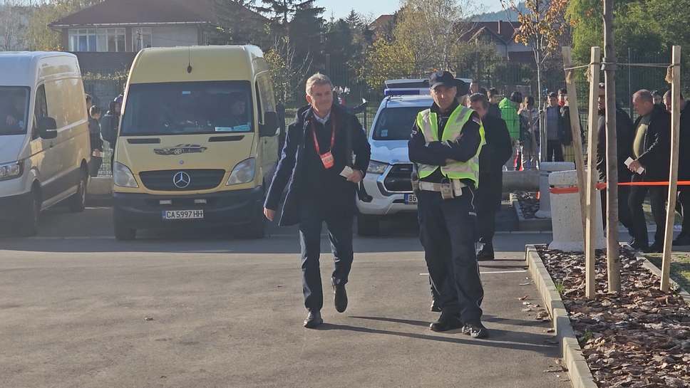 Емил Костадинов поздрави журналистите на влизане в стадиона