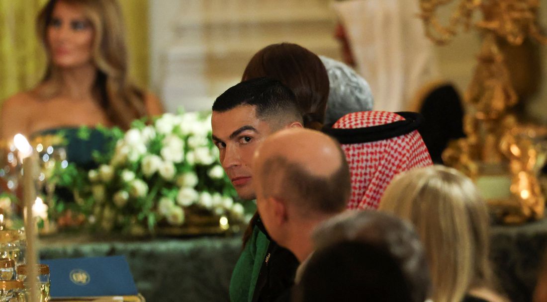 Кристиано Роналдо до световни лидери на вечеря в Белия дом, направи си селфи с Мъск и Инфантино