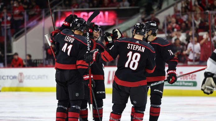 Каролина размаза Лос Анджелис и се върна на върха в НХЛ