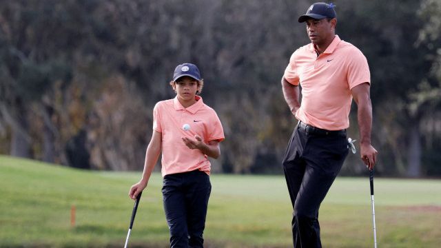 Тайгър Уудс се завърна на голф игрището заедно със сина си