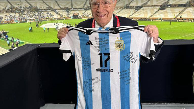 Аржентинският спортен журналист Енрике Макая получи фланелка на гаучосите с