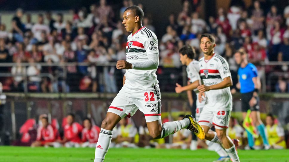 Уест Хам подписа с бразилския защитник Луизао