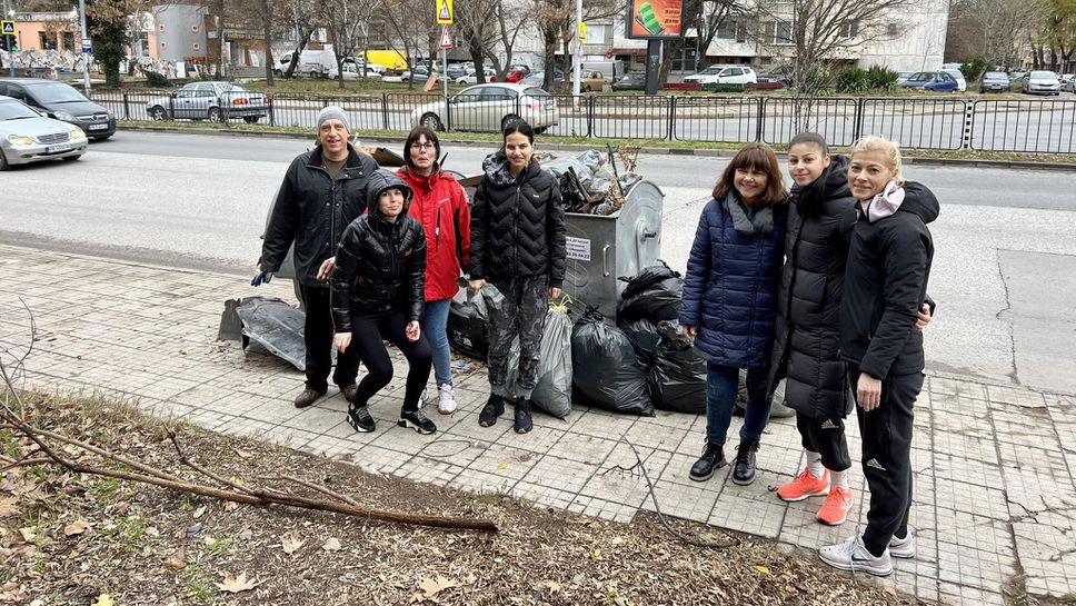 Александра Начева се включи в Коледно почистване в Пловдив