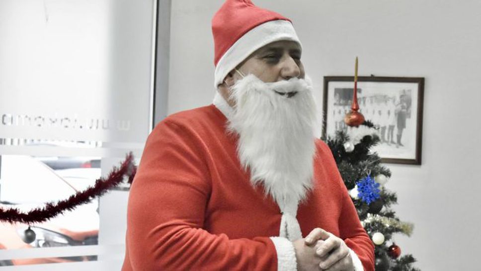 Дядо Коледа посети стадион "Локомотив"
