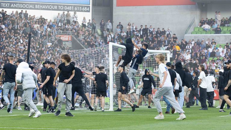 Полицията повдигна обвинения срещу трима мъже за нахлуването на терена