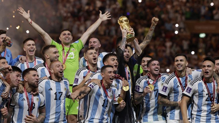 Част от футболистите на Аржентина едва не паднаха от покрива