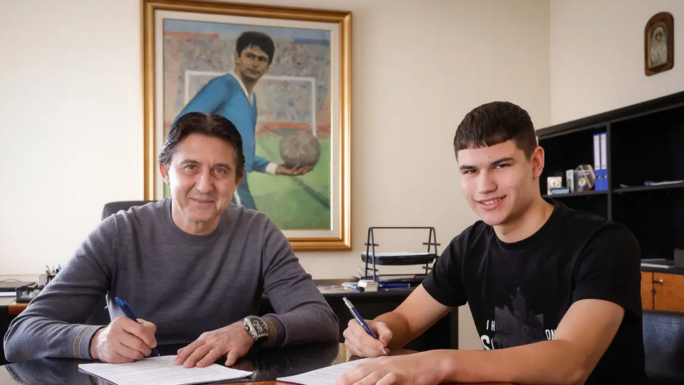 Юношата на Левски Радостин Стоилов подписа професионален договор с родния