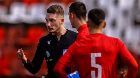 УЕФА повиши двама български съдии