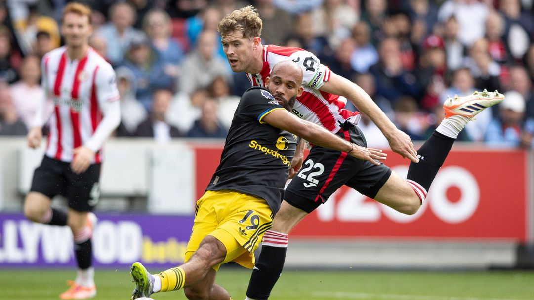 Шефовете на Манчестър Юнайтед искат среща и отговори от Хауърд Уеб