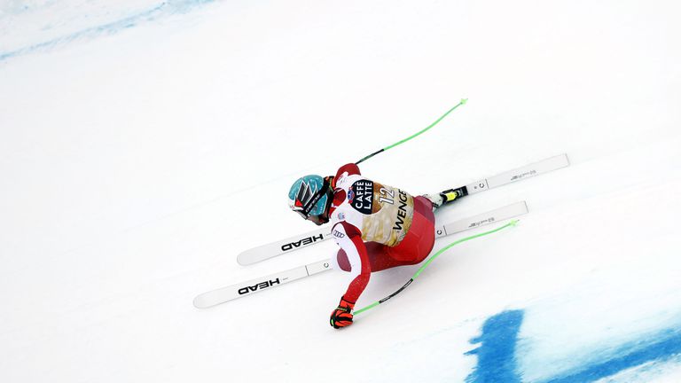 Световният шампион от 2021 година Винсент Крихмаир спечели спускането от