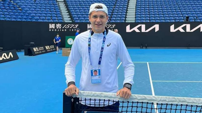 Александър Василев се класира за четвъртфиналите на сингъл при юношите