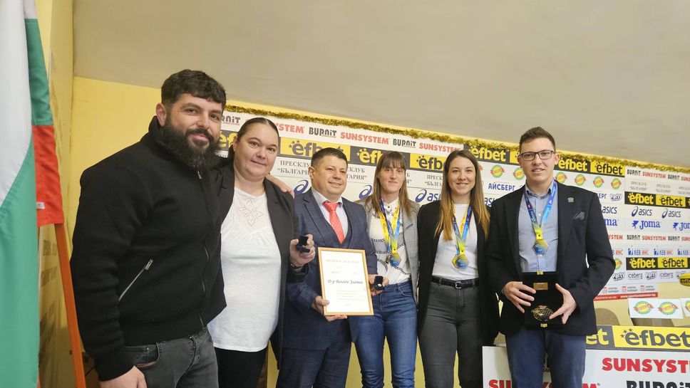 Шефът на БФ Бадминтон Володя Златев и Петя Неделчева с награди